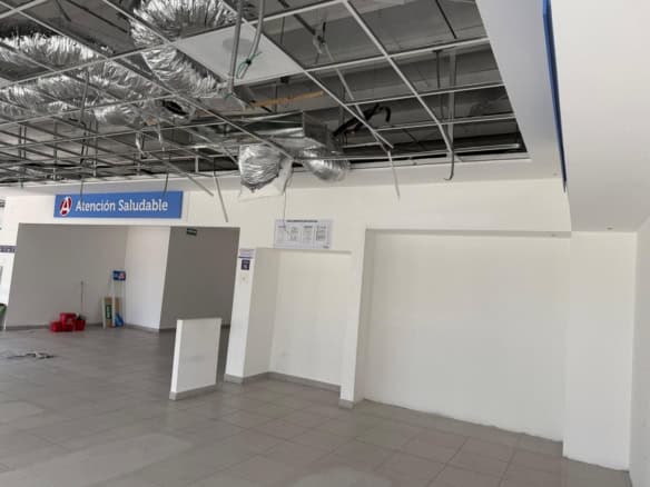 Equipamiento de oficina en construcción, espacio comercial en obra, local en desarrollo con acabados pendientes, infraestructura para comercio, proyecto de bienes raíces comerciales en progreso.