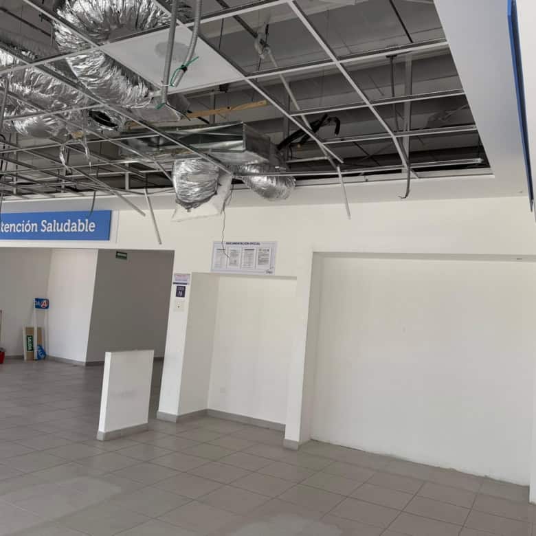 Equipamiento de oficina en construcción, espacio comercial en obra, local en desarrollo con acabados pendientes, infraestructura para comercio, proyecto de bienes raíces comerciales en progreso.