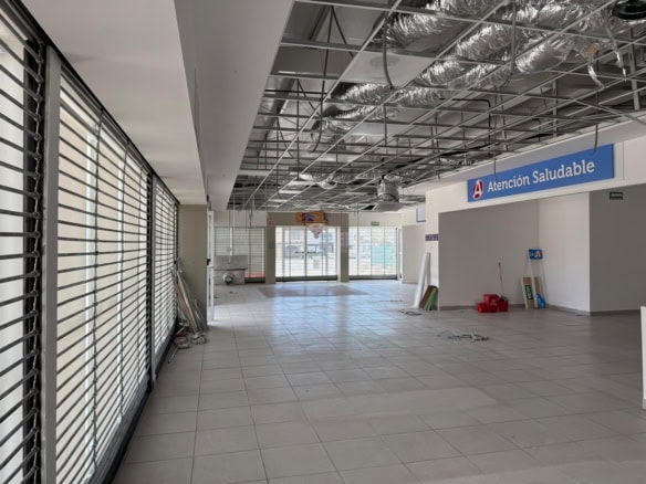 Locales comerciales en construcción en área de negocio, espacios para oficinas y tiendas, perfectos para inversión en bienes raíces comerciales. Diseño moderno y accessible.