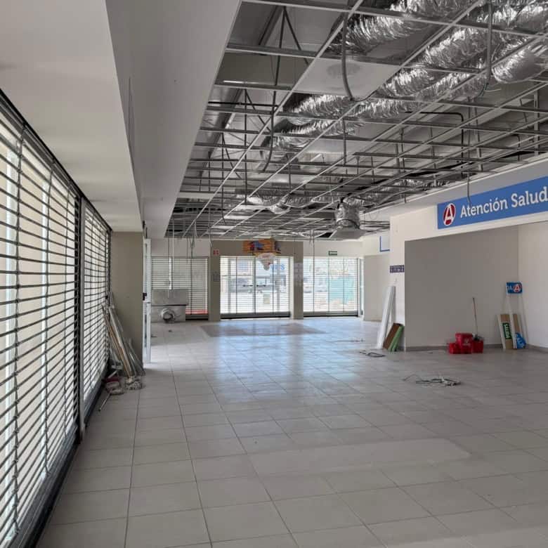 Locales comerciales en construcción en área de negocio, espacios para oficinas y tiendas, perfectos para inversión en bienes raíces comerciales. Diseño moderno y accessible.