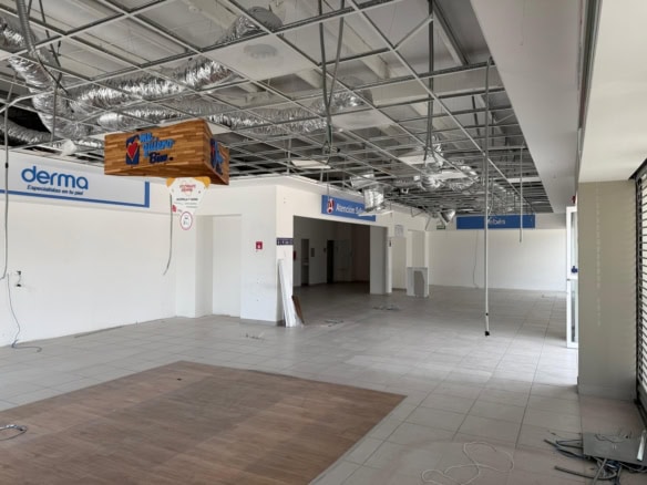 Oficina en renta en espacio comercial en proceso de remodelación, ideal para negocios, en zona con alta afluencia de clientes, excelente oportunidad para invertir en bienes raíces comerciales nombre de la marca.
