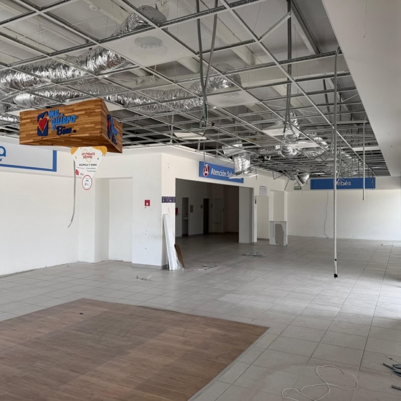 Oficina en renta en espacio comercial en proceso de remodelación, ideal para negocios, en zona con alta afluencia de clientes, excelente oportunidad para invertir en bienes raíces comerciales nombre de la marca.
