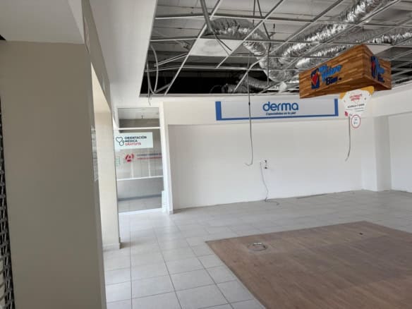 Locales comerciales en excelente estado para inversión en bienes raíces comerciales, disponibles en diferentes tamaños en zonas estratégicas. Ideal para negocios y proyectos comerciales.