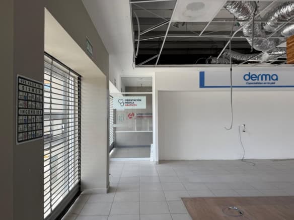 Oficina en renta en centro comercial, local comercial con aire acondicionado y acabados modernos, ideal para negocios en zonas de alto flujo peatonal, oportunidad en bienes raíces comerciales.