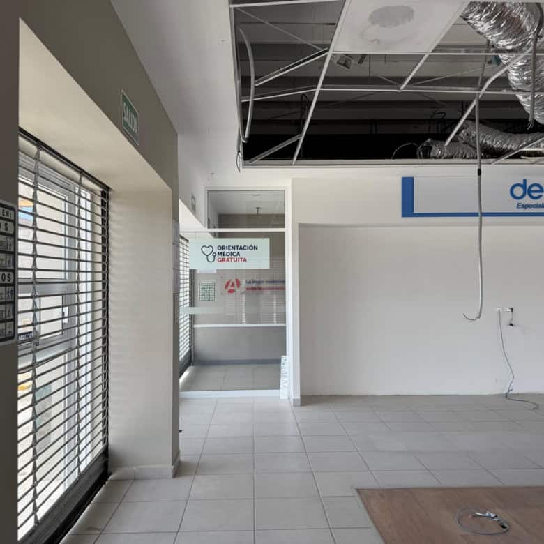 Oficina en renta en centro comercial, local comercial con aire acondicionado y acabados modernos, ideal para negocios en zonas de alto flujo peatonal, oportunidad en bienes raíces comerciales.