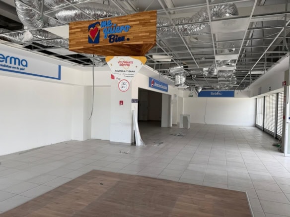 Amplio local comercial en renta en excelente ubicación, ideal para negocios y oficinas, con accesibilidad y visibilidad garantizadas en zonas de alto flujo vehicular y peatonal.