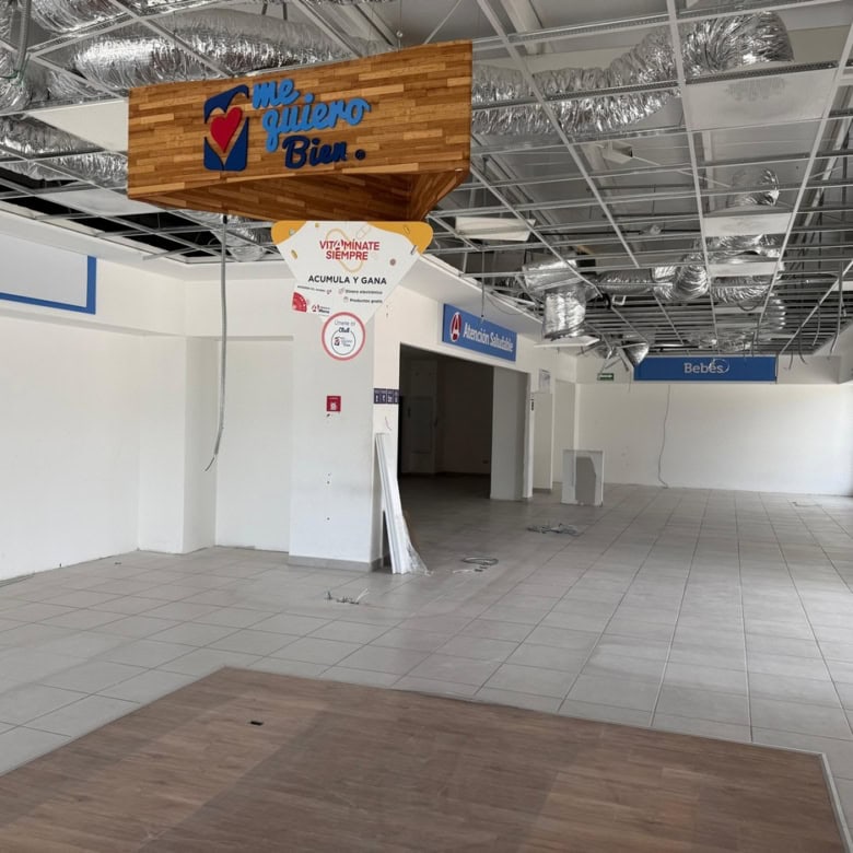 Amplio local comercial en renta en excelente ubicación, ideal para negocios y oficinas, con accesibilidad y visibilidad garantizadas en zonas de alto flujo vehicular y peatonal.