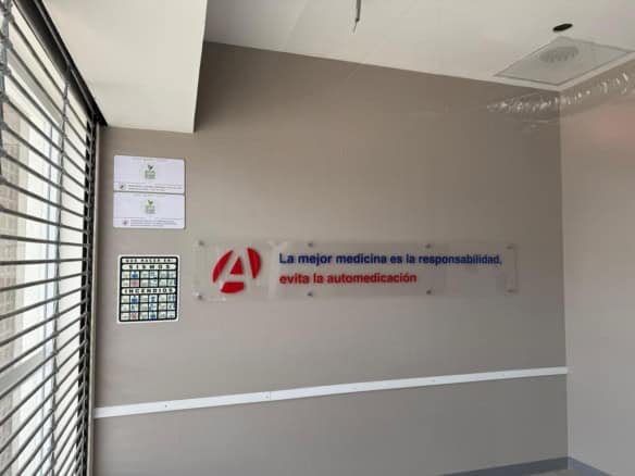 Diseño de oficina moderna con señalización de seguridad y motivación, espacio para bienes raíces comerciales, infraestructura profesional y señalética empresarial para inmobiliaria Fompo Bienes Raíces Comerciales.