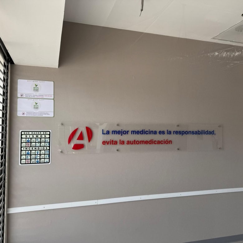 Diseño de oficina moderna con señalización de seguridad y motivación, espacio para bienes raíces comerciales, infraestructura profesional y señalética empresarial para inmobiliaria Fompo Bienes Raíces Comerciales.