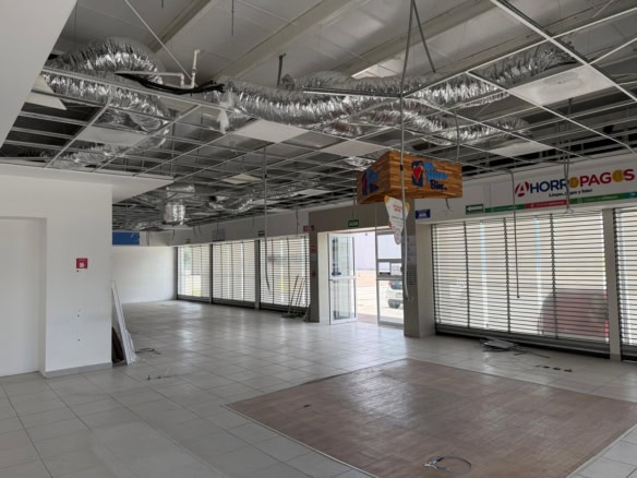 Fompo bienes raices comerciales, local en alquiler en construcción, espacio amplio con ventanas de seguridad, ideal para oficinas o comercio. Diseño moderno y versátil para negocios.