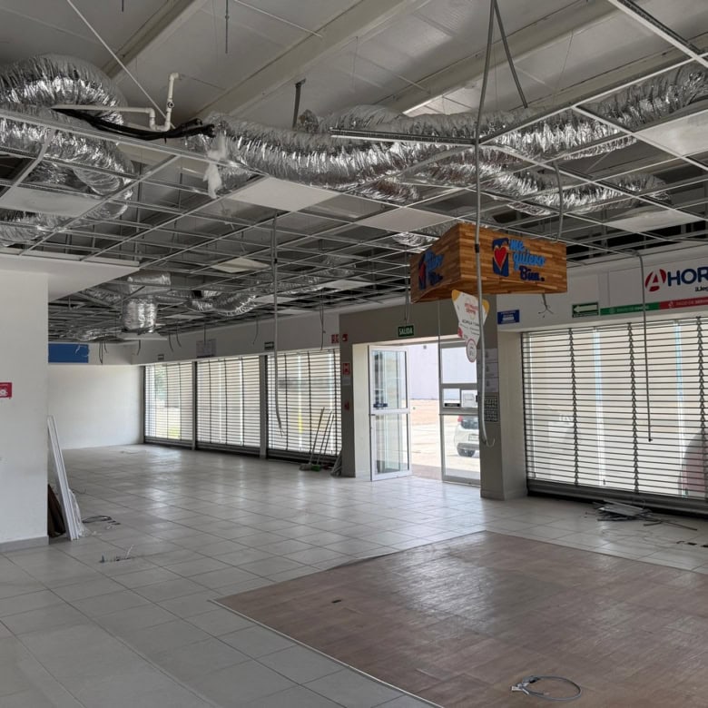 Fompo bienes raices comerciales, local en alquiler en construcción, espacio amplio con ventanas de seguridad, ideal para oficinas o comercio. Diseño moderno y versátil para negocios.