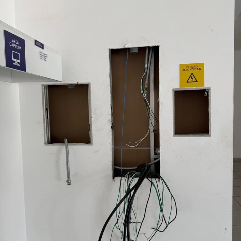 Cableado y conexiones eléctricas en obra, delimitadas para proyecto de bienes raíces comerciales, en proceso de instalación en un local.