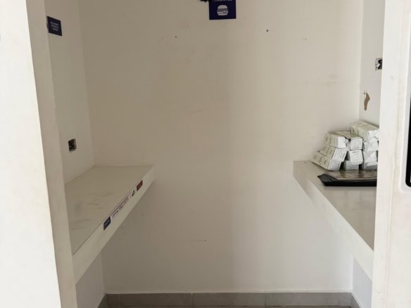 Puerta de ingreso a área de comida en locación comercial de bienes raíces, espacio vacío para adaptar según necesidades, piso de cerámica y paredes blancas.