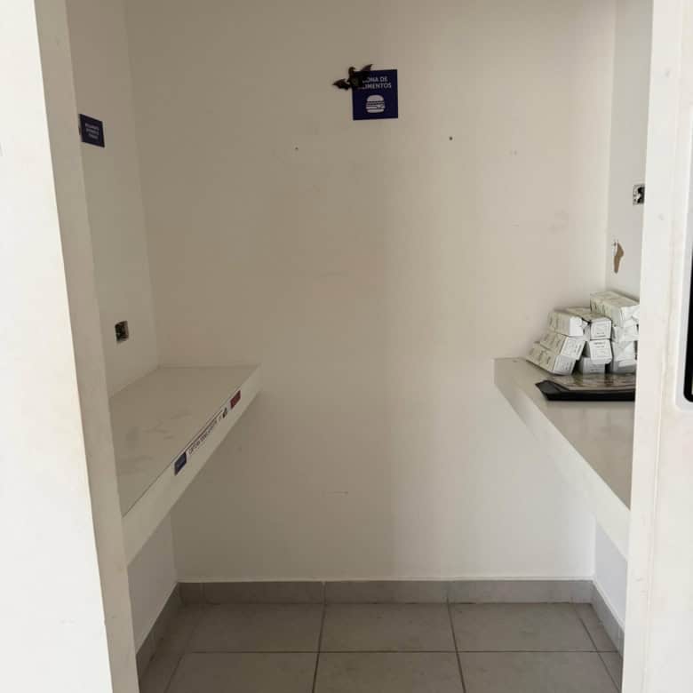 Puerta de ingreso a área de comida en locación comercial de bienes raíces, espacio vacío para adaptar según necesidades, piso de cerámica y paredes blancas.