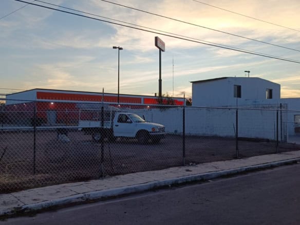 Fominmueble comercial en venta en una zona segura y accesible con amplias áreas de estacionamiento, ideal para inversión inmobiliaria.