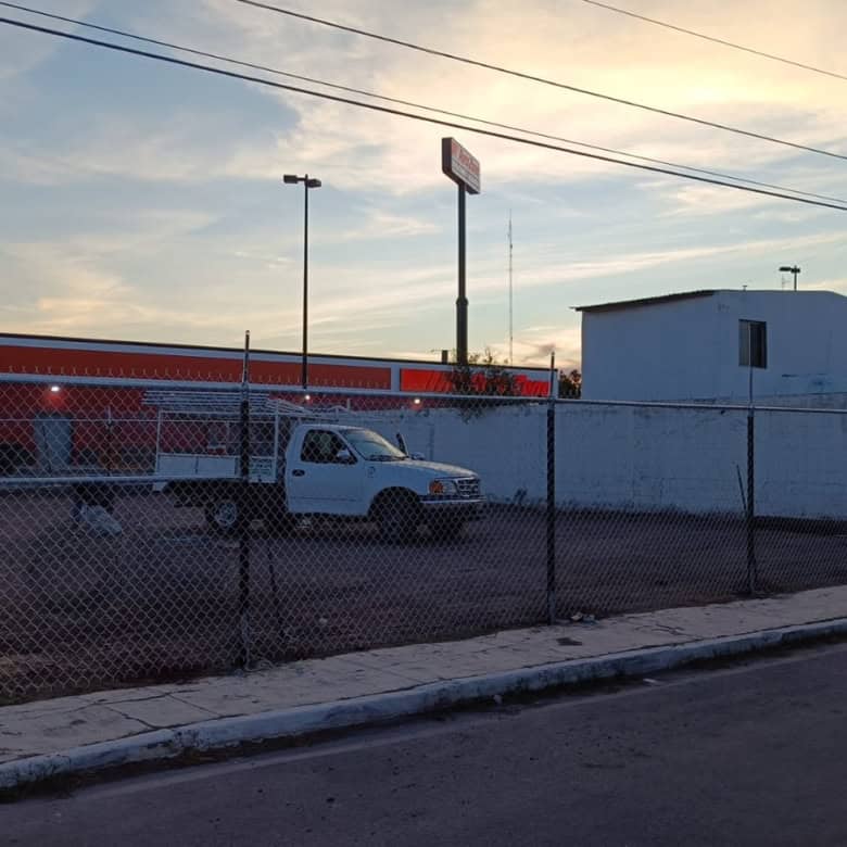 Fominmueble comercial en venta en una zona segura y accesible con amplias áreas de estacionamiento, ideal para inversión inmobiliaria.