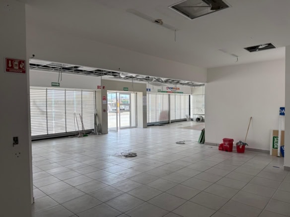 Amplio local comercial en construcción en zona estratégica, ideal para inversión en bienes raíces comerciales con gran potencial de crecimiento y alta afluencia de clientes.