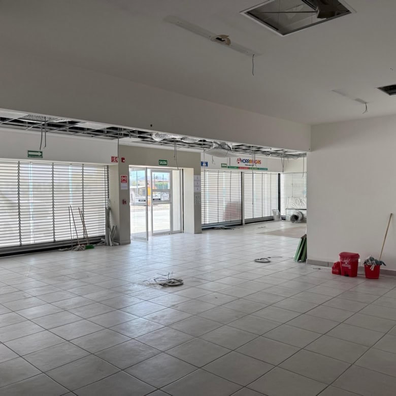 Amplio local comercial en construcción en zona estratégica, ideal para inversión en bienes raíces comerciales con gran potencial de crecimiento y alta afluencia de clientes.