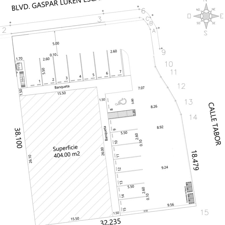 Amplio plano de bienes raíces comerciales con distribución de parqueo y áreas de servicio, ideal para inversión en desarrollo inmobiliario o comercial en zonas estratégicas.