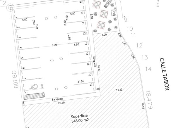 Amplio plano de propiedad comercial con 548 m² de superficie, parqueadero, accesos y áreas verdes en zona estratégica, ideal para inversión en bienes raíces comerciales.