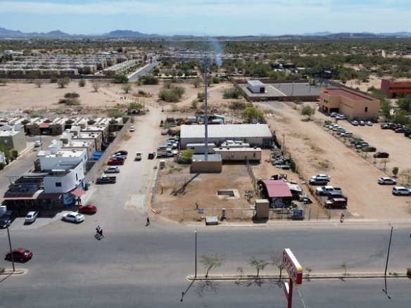 Amplia propiedad comercial en zona estratégica, perfecta para desarrollo y negocios, con amplio espacio de estacionamiento y fácil acceso en área en crecimiento. ideal para inversión en bienes raíces comerciales.