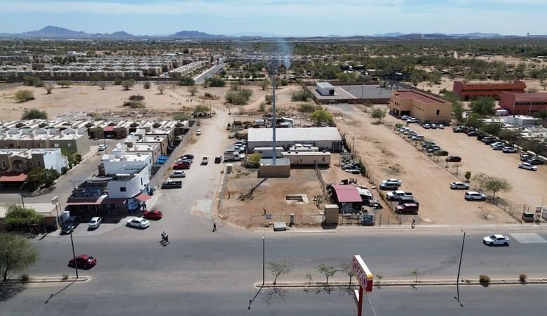 Amplia propiedad comercial en zona estratégica, perfecta para desarrollo y negocios, con amplio espacio de estacionamiento y fácil acceso en área en crecimiento. ideal para inversión en bienes raíces comerciales.