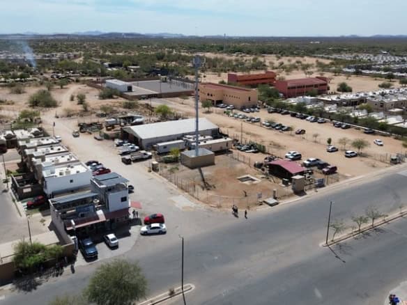 Amplia propiedad de bienes raíces comerciales en Fompo, ubicada en una zona estratégica con fácil acceso y alto potencial de inversión para negocios y desarrollos comerciales.