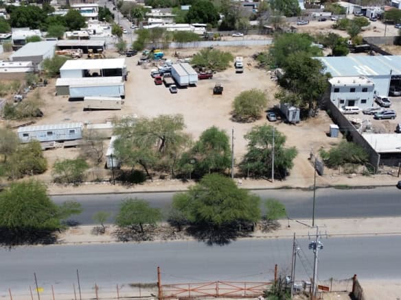 Amplia parcela industrial y comercial en venta en zona estratégica, con espacio para almacenamiento, oficinas y proyectos de negocio, perfecta para inversión en bienes raíces comerciales.