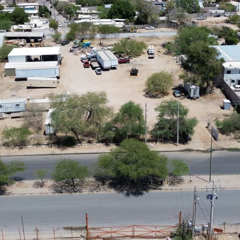 Amplia parcela industrial y comercial en venta en zona estratégica, con espacio para almacenamiento, oficinas y proyectos de negocio, perfecta para inversión en bienes raíces comerciales.