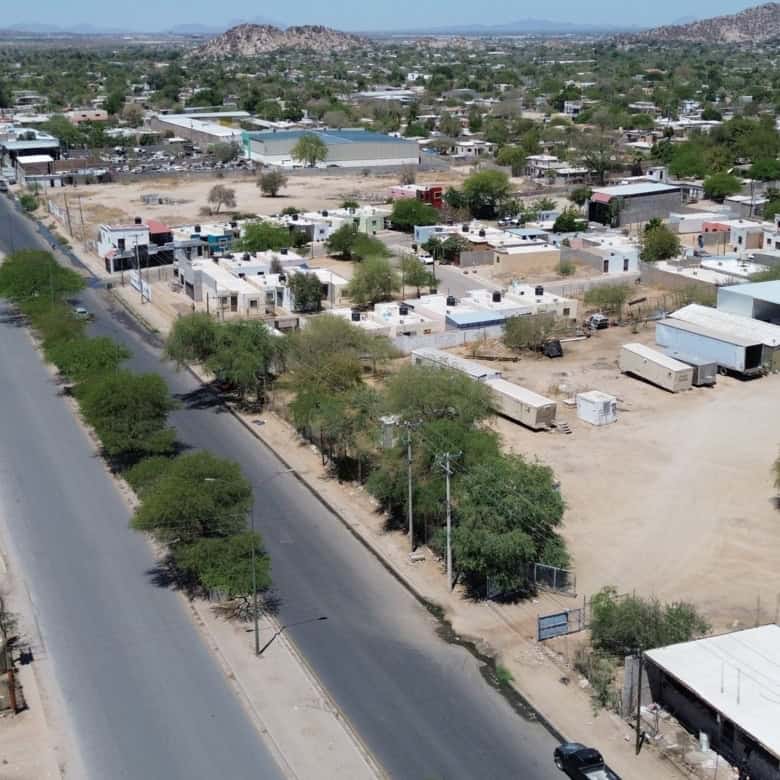 Amplia vista aérea de bienes raíces comerciales en zona urbana, con espacios de almacenamiento y construcción, ideal para inversión en bienes raíces comerciales en ubicaciones estratégicas.