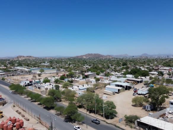 Amplio panorama de bienes raíces comerciales en una zona industrial y residencial en el valle, con infraestructura moderna, calles pavimentadas y potencial de crecimiento para inversión inmobiliaria.