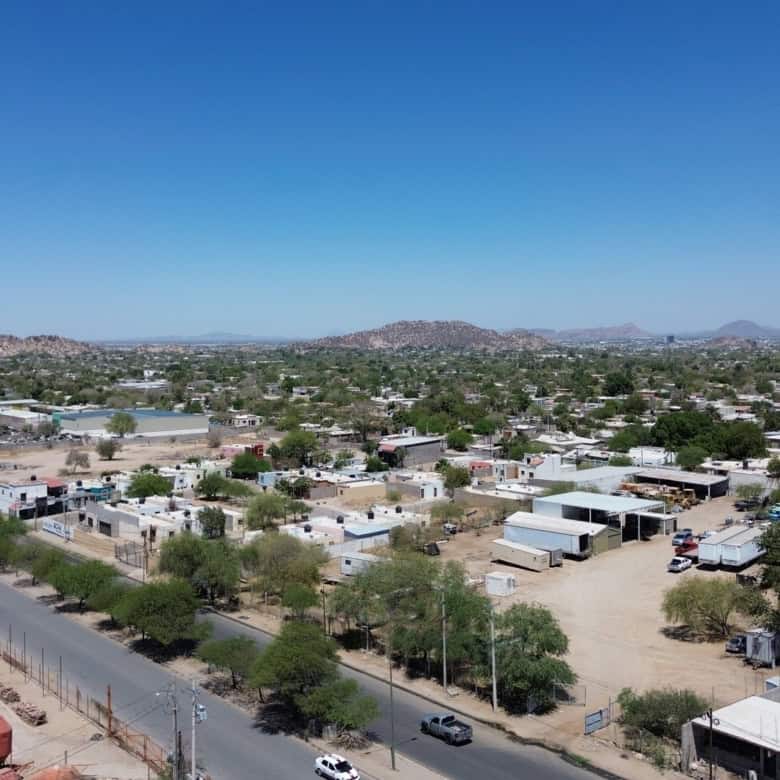 Amplio panorama de bienes raíces comerciales en una zona industrial y residencial en el valle, con infraestructura moderna, calles pavimentadas y potencial de crecimiento para inversión inmobiliaria.