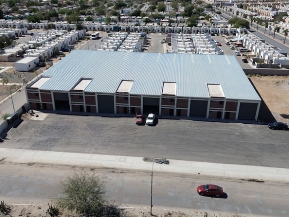 Nave industrial en venta en zona comercial, excelente oportunidad de inversión en bienes raíces comerciales. Ideal para negocios y logística.