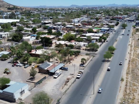 Amplia vista aérea de propiedades residenciales y comerciales en una zona urbana de Fompo, destacando oportunidades en bienes raíces comerciales en un entorno en crecimiento.