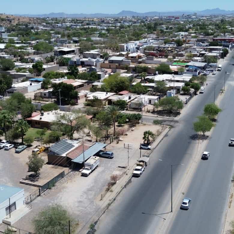 Amplia vista aérea de propiedades residenciales y comerciales en una zona urbana de Fompo, destacando oportunidades en bienes raíces comerciales en un entorno en crecimiento.