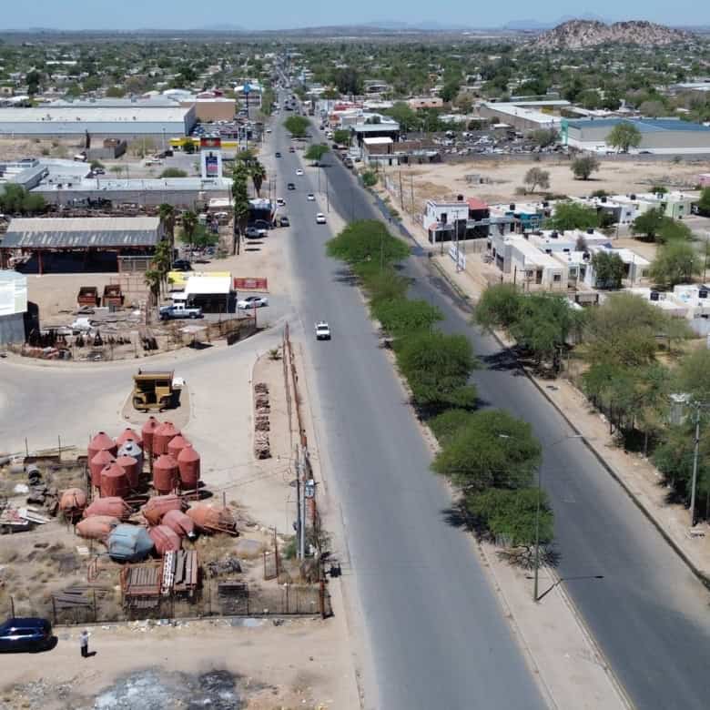 Amplia vista aérea de propiedades comerciales y terrenos para inversión en bienes raíces en una zona en desarrollo, con infraestructura y oportunidad de crecimiento en el mercado inmobiliario.