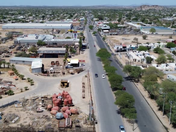 Nave industrial y terrenos en desarrollo para inversión en bienes raíces comerciales en Mexicali, Baja California, con áreas para construcción y comercio industrial.
