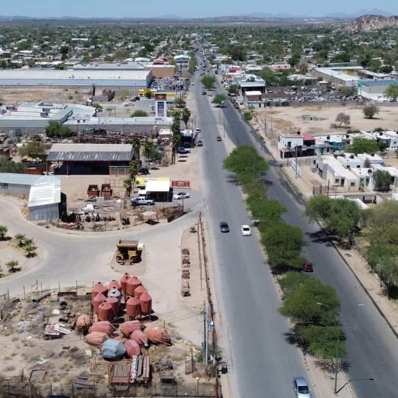 Nave industrial y terrenos en desarrollo para inversión en bienes raíces comerciales en Mexicali, Baja California, con áreas para construcción y comercio industrial.