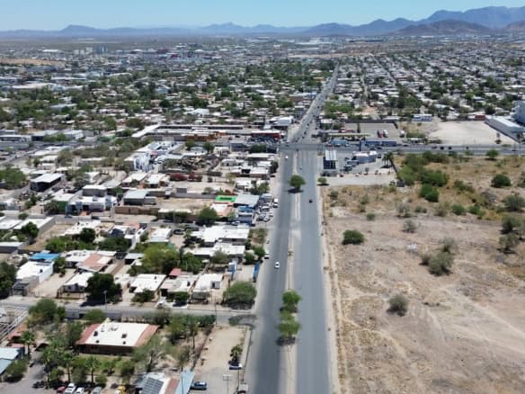 Esquina de urbanización en Yuma, Arizona, con propiedades residenciales y comerciales, vista aérea de bienes raíces comerciales, inversión en bienes raíces y desarrollo urbano.