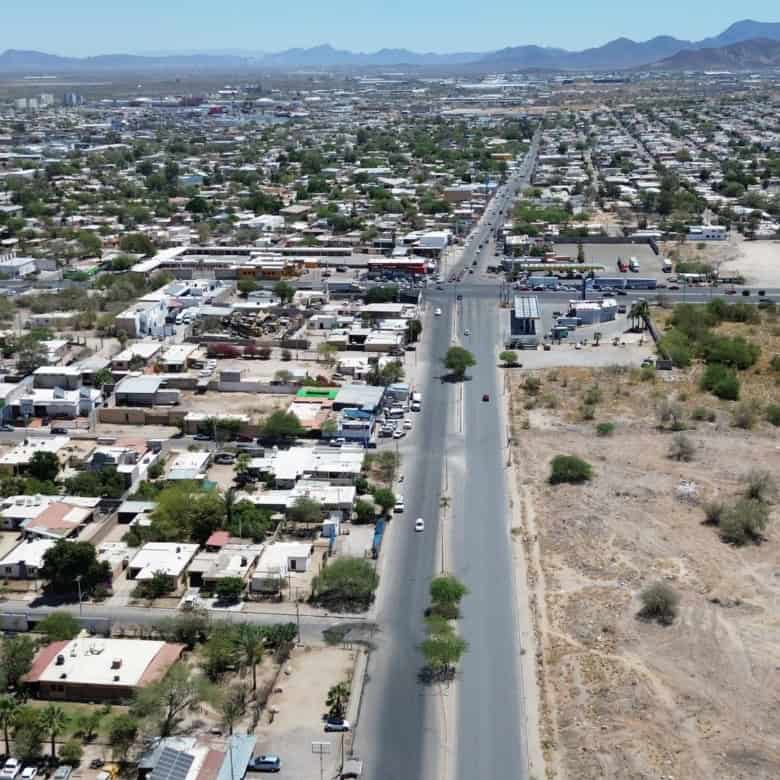 Esquina de urbanización en Yuma, Arizona, con propiedades residenciales y comerciales, vista aérea de bienes raíces comerciales, inversión en bienes raíces y desarrollo urbano.