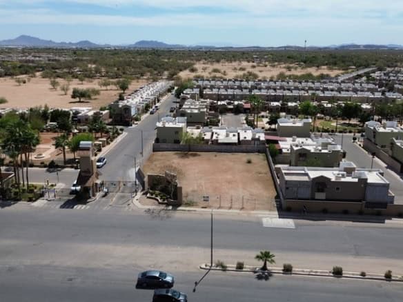 Amplio terreno residencial en venta en zona exclusiva, ideal para desarrollos inmobiliarios o inversión en bienes raíces comerciales en un entorno urbano y bien conectado.