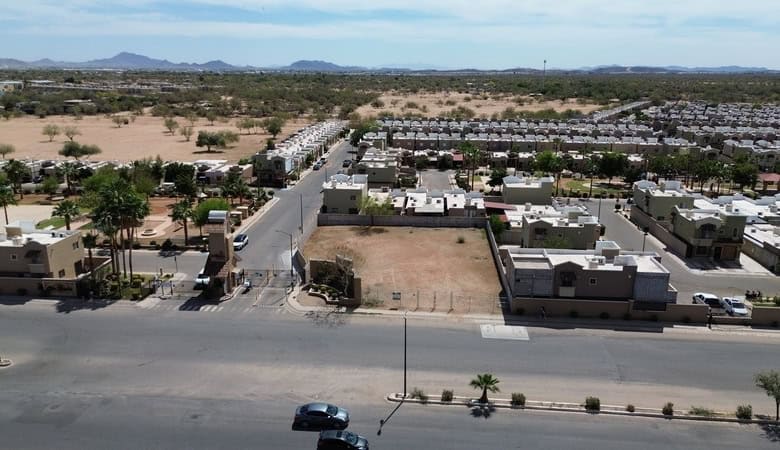 Amplio terreno residencial en venta en zona exclusiva, ideal para desarrollos inmobiliarios o inversión en bienes raíces comerciales en un entorno urbano y bien conectado.