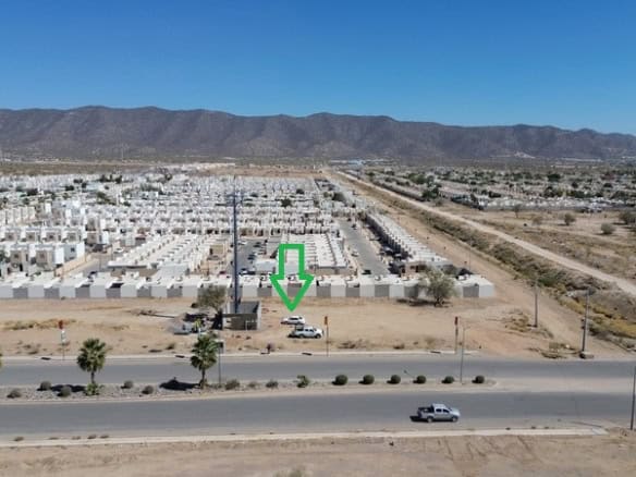 Amplio terreno comercial en venta en área estratégica, ideal para inversión y desarrollo de bienes raíces comerciales, con excelente ubicación y accesos principales en una zona en crecimiento.