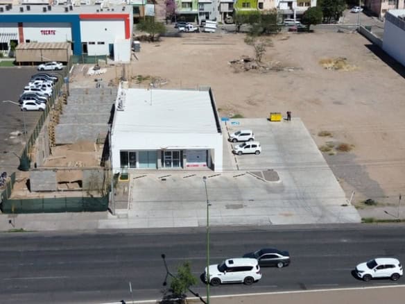 Amplio inmueble comercial en excelente ubicación, ideal para negocios o inversión en bienes raíces, con fácil acceso y gran potencial de crecimiento en la zona.