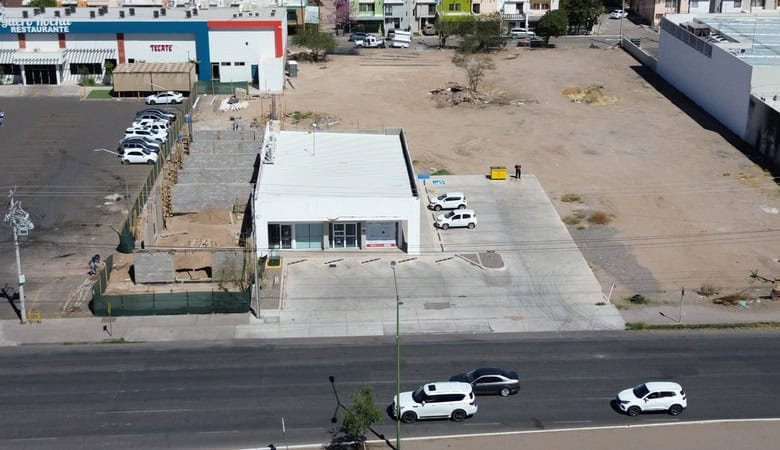 Amplio inmueble comercial en excelente ubicación, ideal para negocios o inversión en bienes raíces, con fácil acceso y gran potencial de crecimiento en la zona.