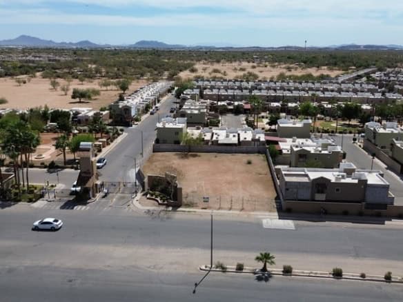 Amplia parcela de bienes raíces comerciales en una zona urbana en crecimiento, ideal para inversión y desarrollo de negocios en la región.