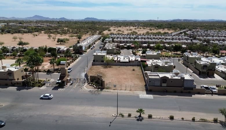 Amplia parcela de bienes raíces comerciales en una zona urbana en crecimiento, ideal para inversión y desarrollo de negocios en la región.