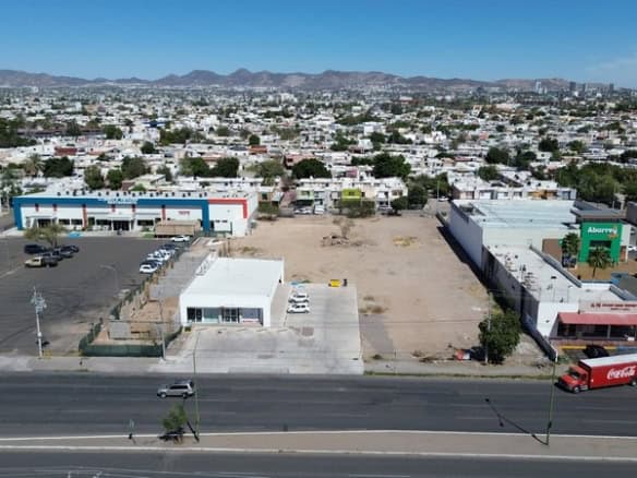 Amplio terreno comercial en venta en una zona estratégica, ideal para inversión en bienes raíces comerciales con alta visibilidad y acceso fácil.