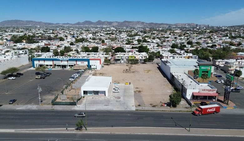 Amplio terreno comercial en venta en una zona estratégica, ideal para inversión en bienes raíces comerciales con alta visibilidad y acceso fácil.