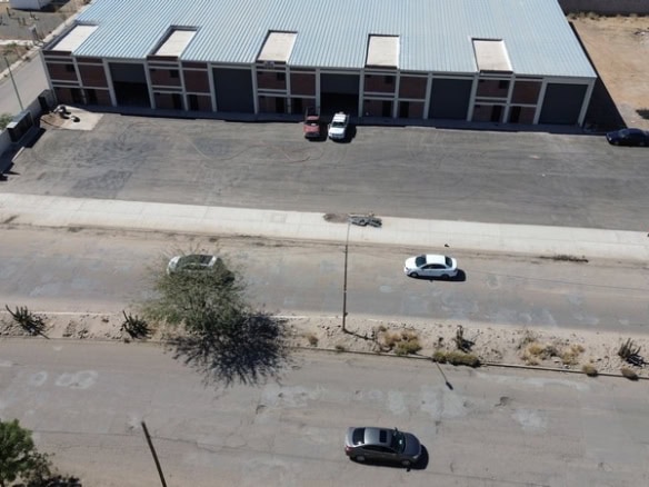 Estacionamiento de propiedad comercial en zona industrial, edificio para oficinas o almacén en venta o alquiler en fompo bienes raíces comerciales.